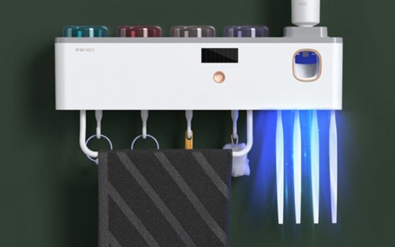 Giá treo bàn chải có đèn UV diệt khuẩn kèm máy nhả kem đánh răng