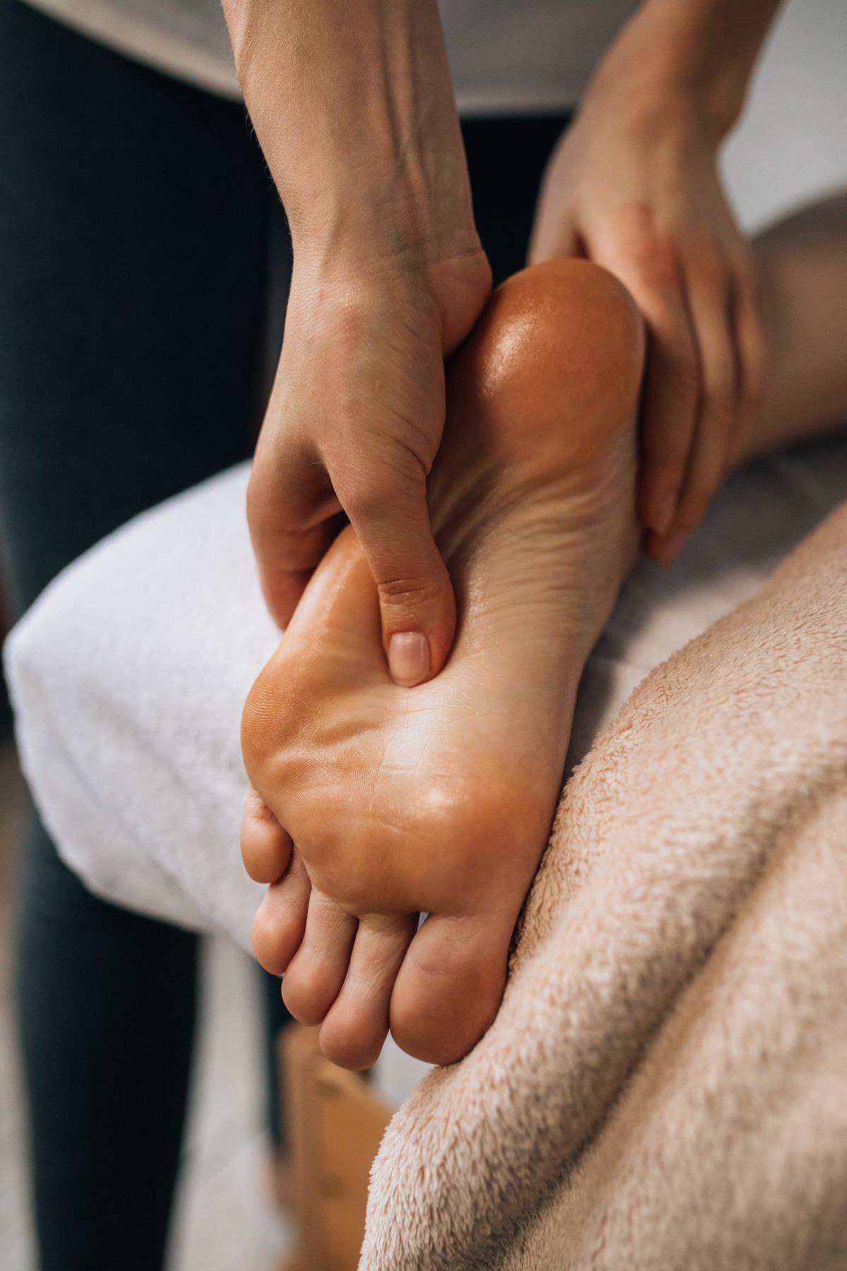 Dân IT Ngồi Code 8 Tiếng Mỗi Ngày: Trải Nghiệm Tìm Massage Chân Quận 1 Giữa Giờ Làm Để Tăng Năng Suất